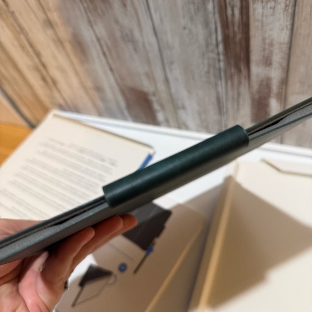 Kindle Scribe Premium Leather Cover - Green - Picture 10 of 10